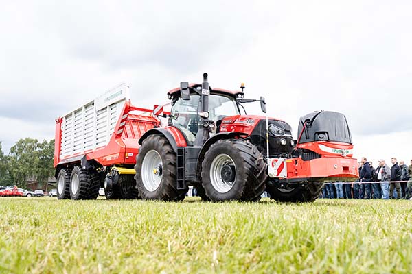 Vorführung moderner Landtechnik auf dem Feld